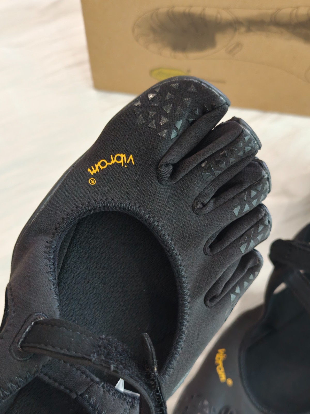 Vibram FiveFingers Women’s V-Soul Black Barefoot Trainer – Non-Slip Gym Sneaker