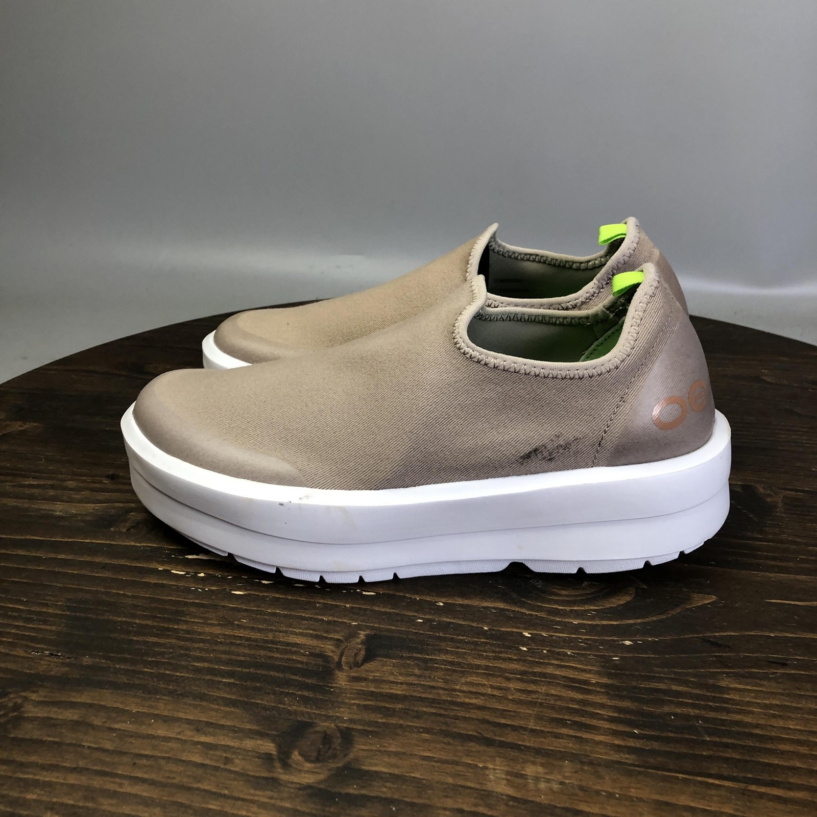 OOFOS OOmg eeZee Low Shoes Womens Size 7 Beige Slip On Recovery Walking Sneakers