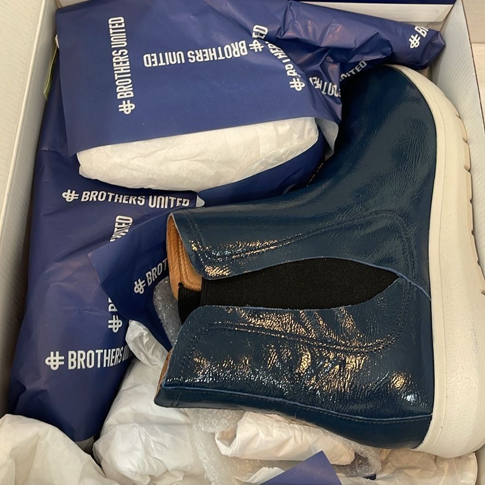 Brothers United Womens Connecticut Blue Chelsea Boots Size 10.5 Medium (B, M)