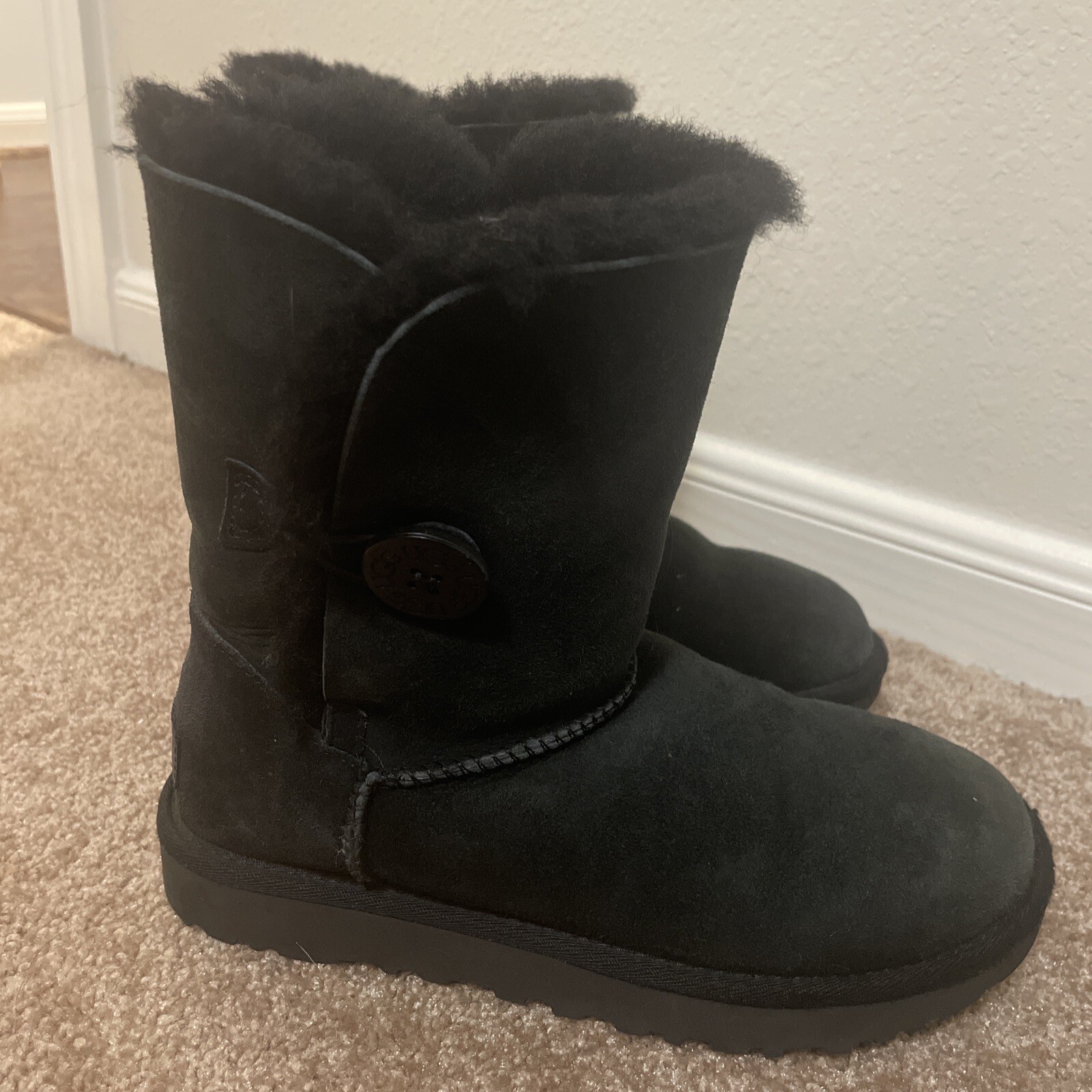UGG Australia Bailey Button Black Leather Women’s Boots Size 7 S/N 5803