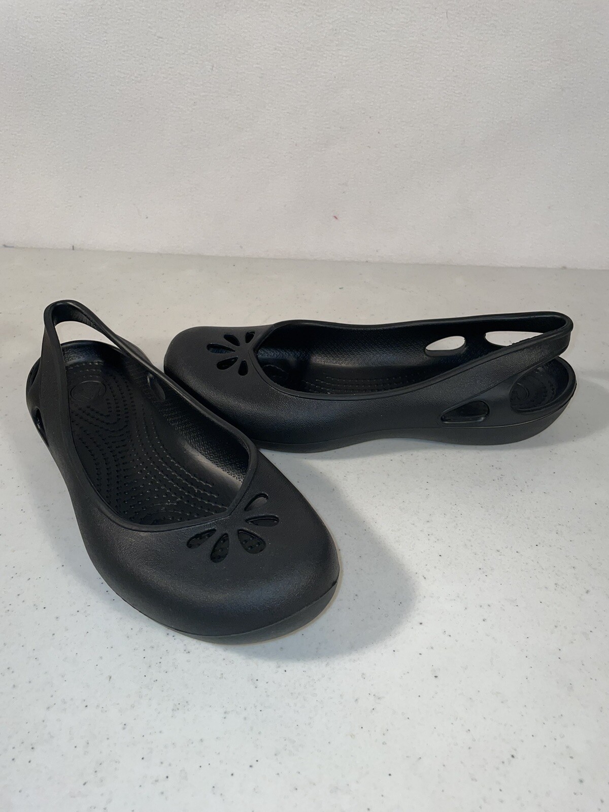 Crocs Women Taylor Slingback, Ballet Flats, Standard fit. Size W7 Black. 200092.