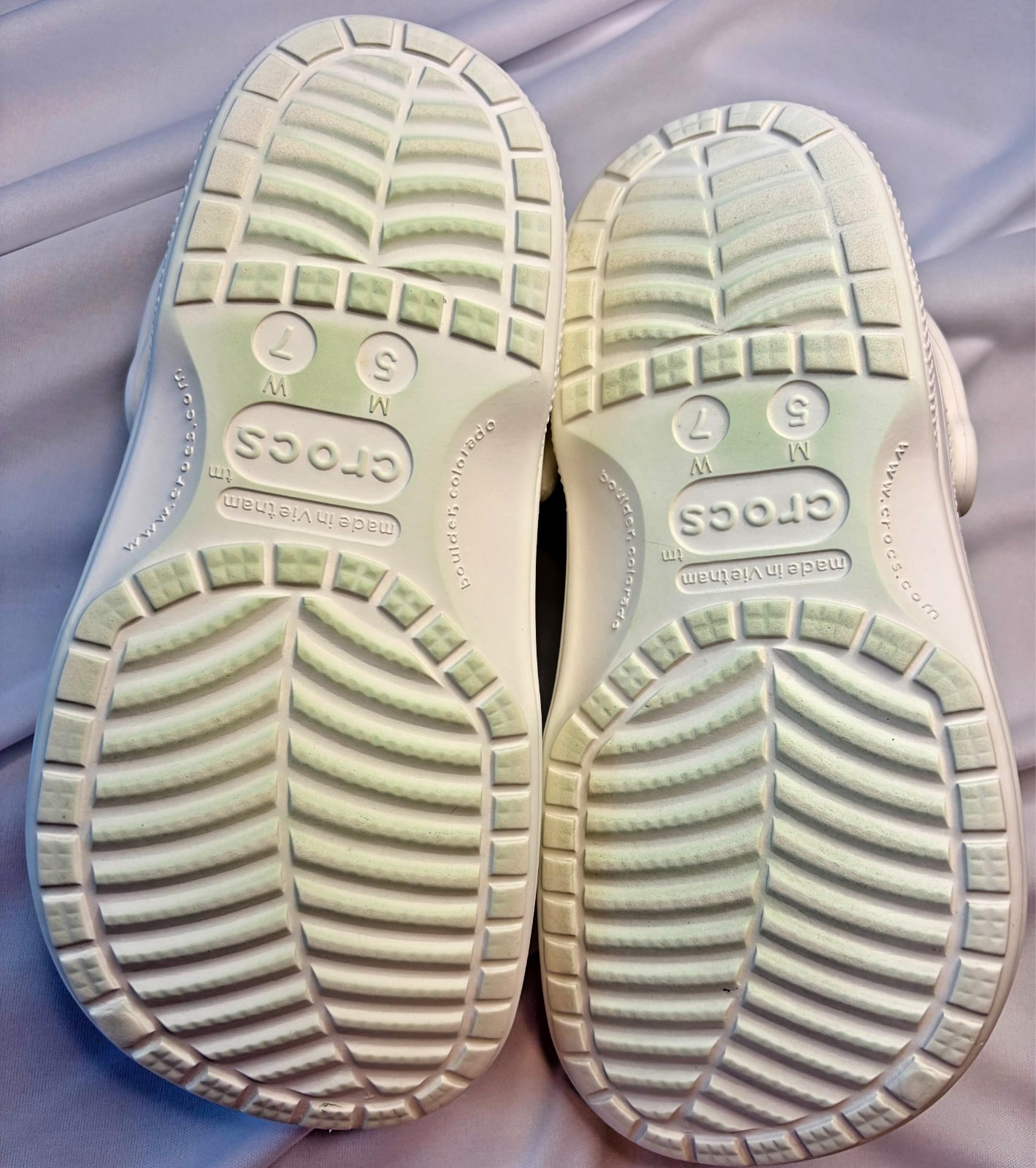 Crocs Classic Clogs White Baya Gray Lining Men 5 Women 7 Lightweight Slip-ons