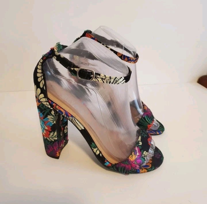 Trash Sz 5 Black Multicolor Floral Embroidery Open Toe Sandals Chunky Heel Party