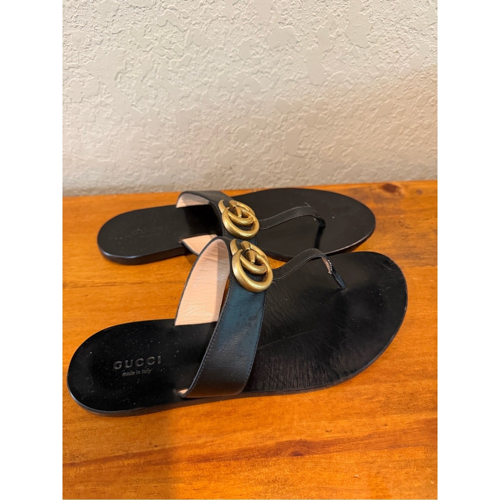 Gucci Marmont leather thong sandals in black sz 36.5