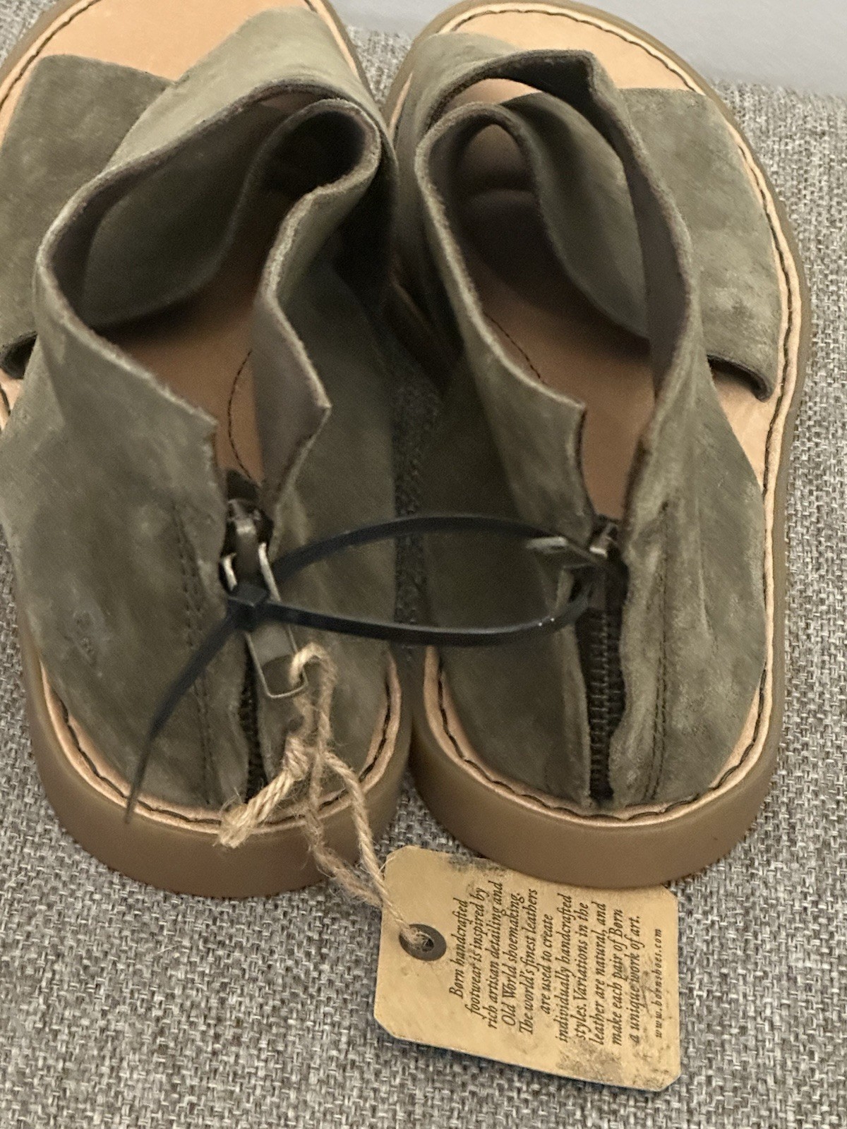 Børn Iwa In the color Army Green Suede Zip Back Sandals Size 7