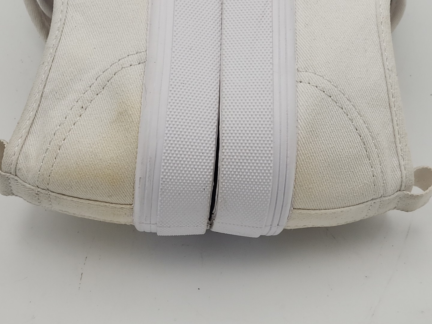 H &M White Canvas Sneakers Gym Shoes Women’s Size 7 SEE DISCRIPTION