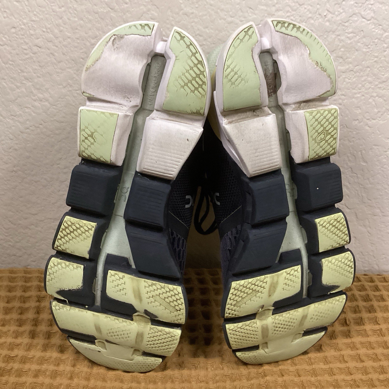 On Cloud Cloudflyer 4 Womens Sz 8 Black White Gray Athletic Running Shoes Mint