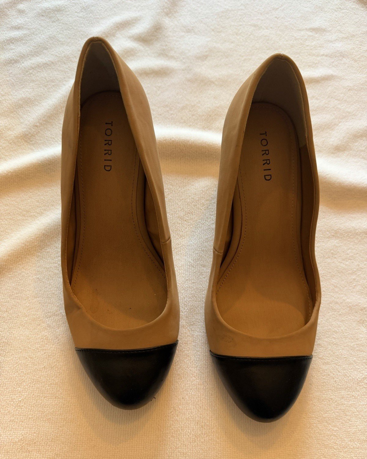 Torrid Leather Cap Toe Block Heel Pumps Beige/Black Slip-On Women’s 9W