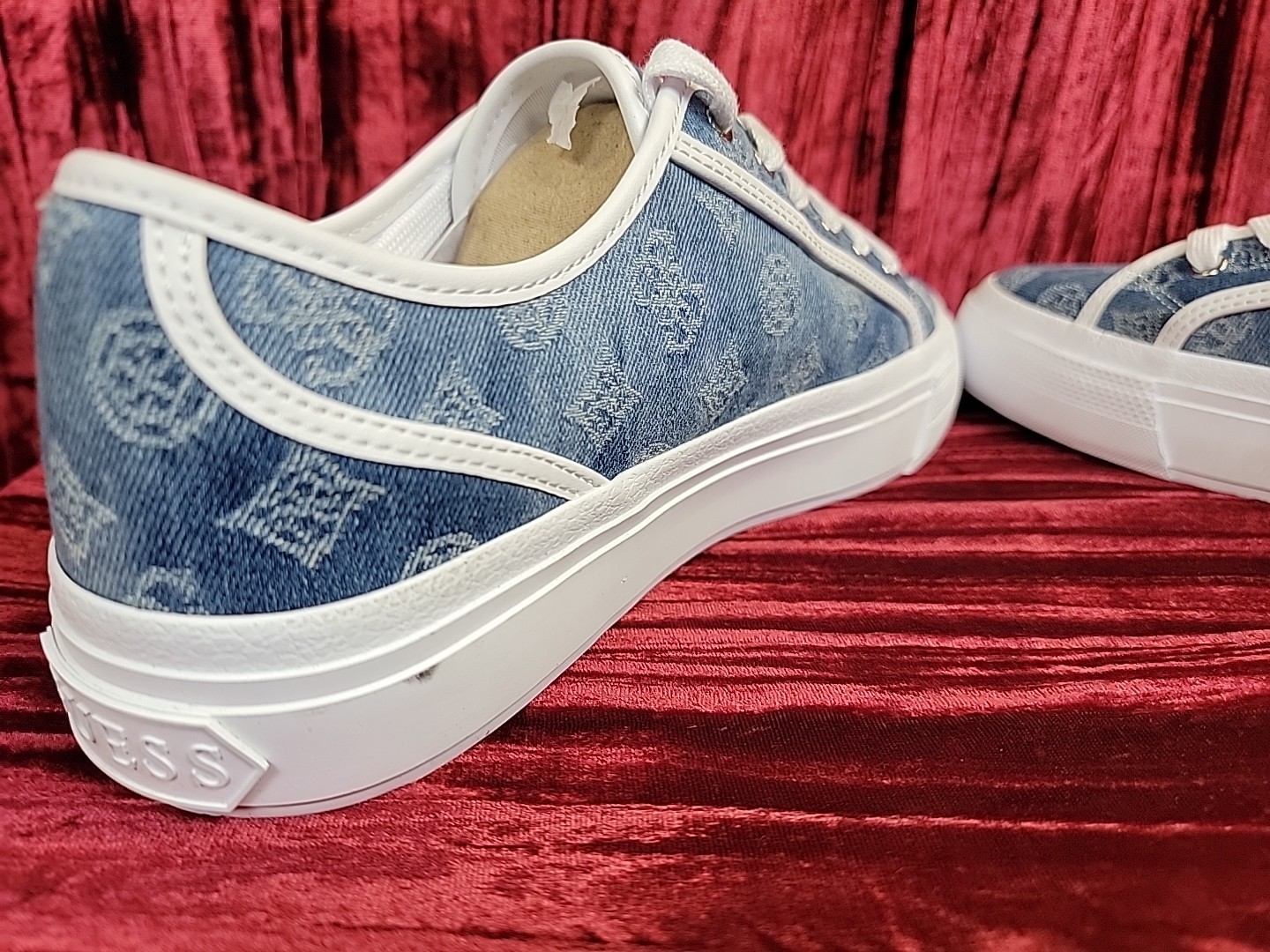 GUESS Women’s 10 Jelexa casual shoe Sneaker Medium Blue 420 new no box style