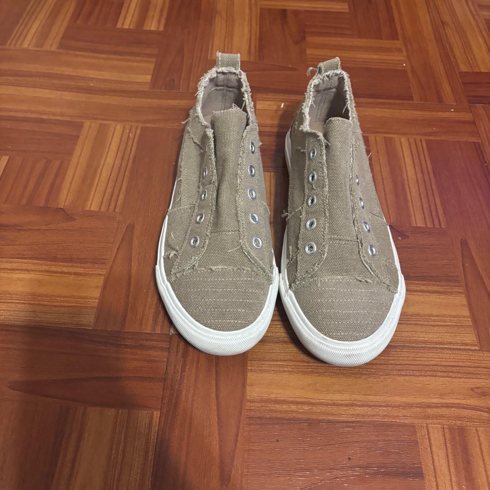 Corkys Babalu 8 Khaki Tan Distressed Canvas Slip On Sneakers Womens 9