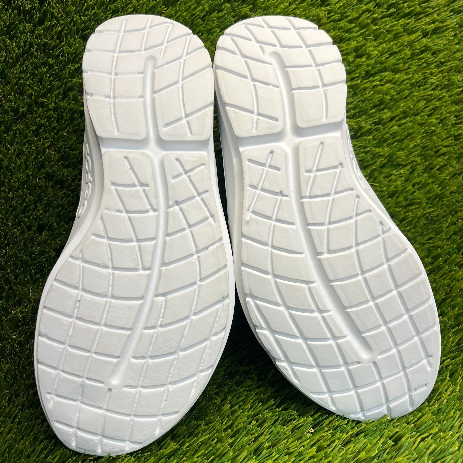 OOFOS OOmg eeZee Low Womens Size 8.5 Gray Casual Walking Slip On Recovery Shoes