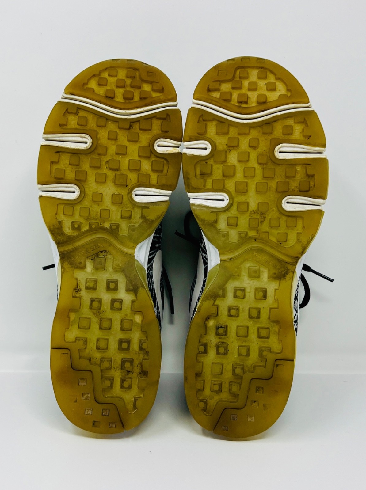 NIKE TAILWIND 8 WOMENS SIZE 8.5 INDOOR USE ONLY NO INSOLE BLACK & WHITE GRAPHICS