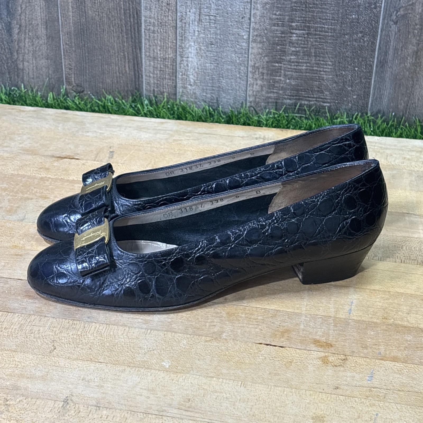 Vintage Salvatore Ferragamo Vara Black Croc Embossed Leather Pumps Sz 9B