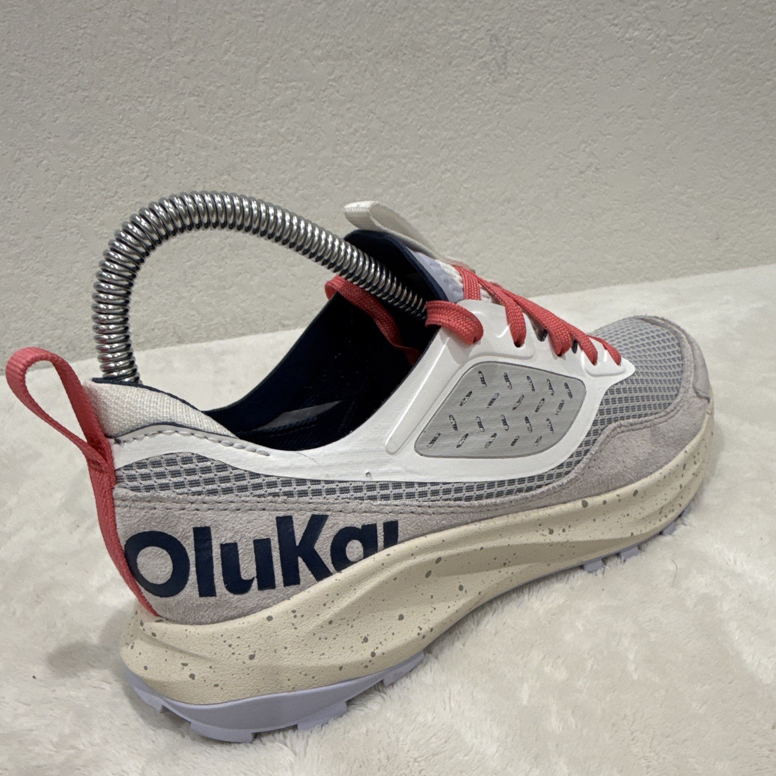 OluKai Mākiki Women’s Sz 7 Mesh Lace-Up Low Top Sneakers Gray/White/Red Rubber