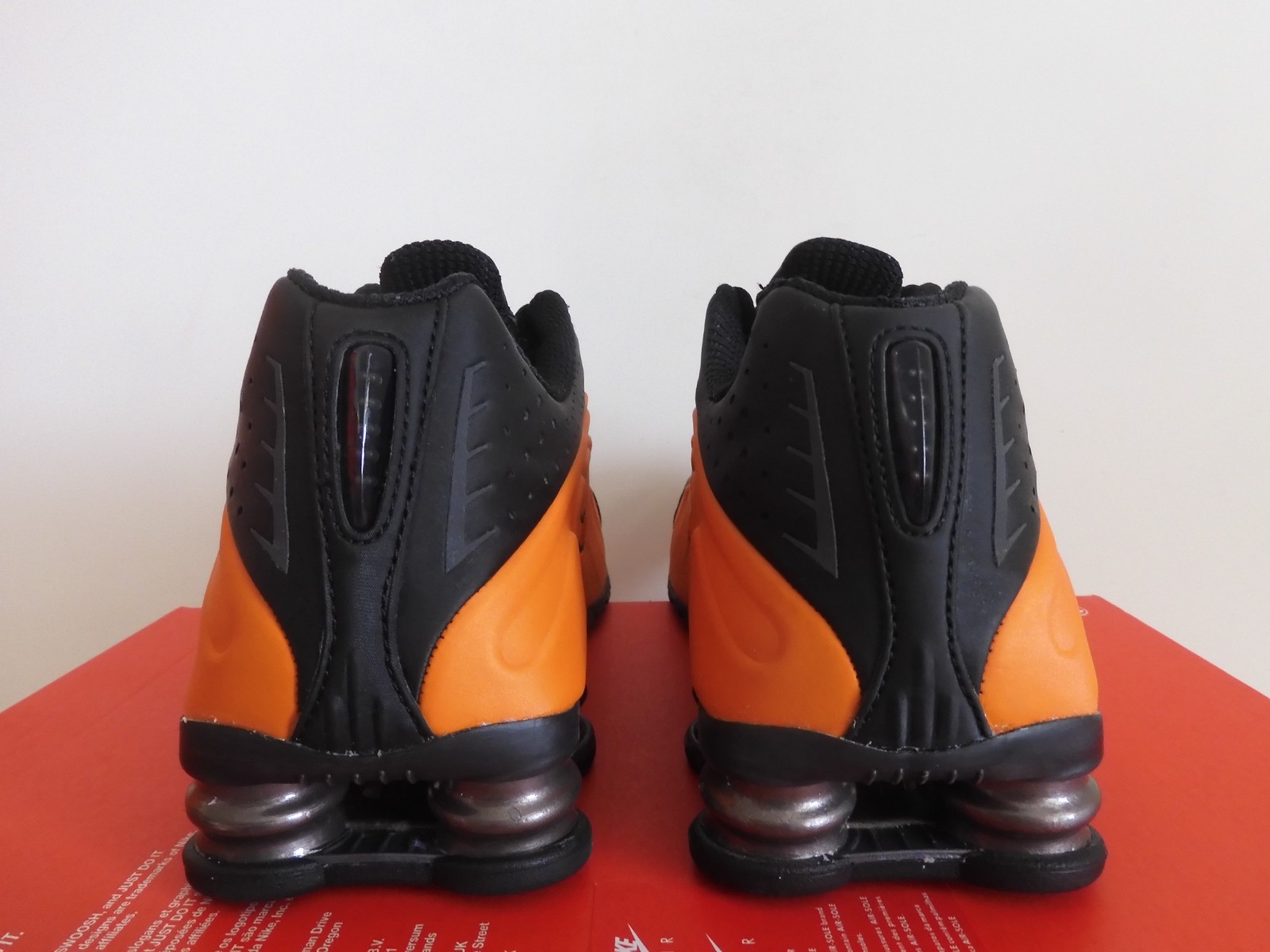 Nike Shox R4 Bright Ceramic Orange-Black Mens Sz 6.5 / Womens Sz 8 [HQ1988-800]