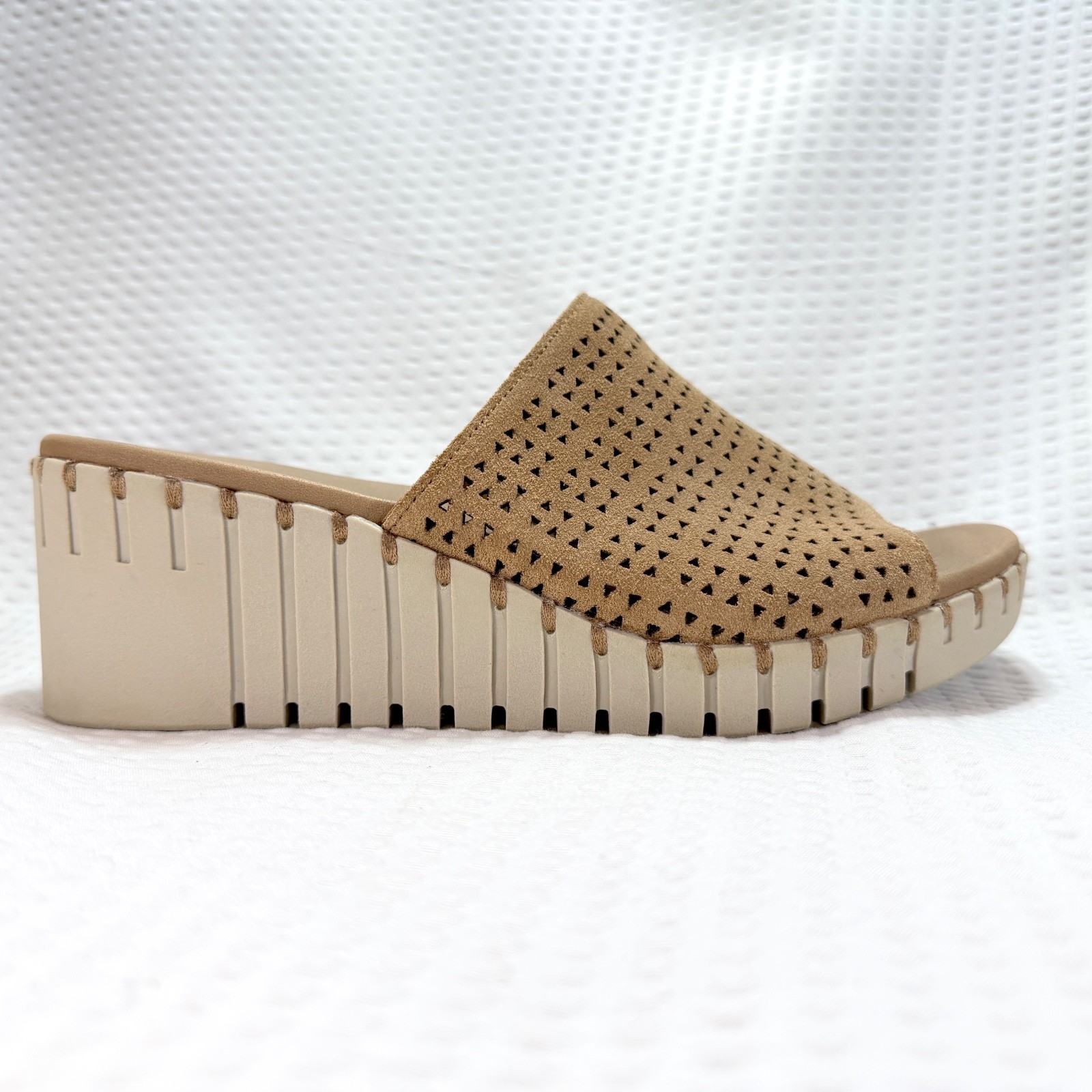 Women’s Skechers Pier Ave Luxe Foam Suede Wedge Sandal Tan Size 8 -New w/Flaw