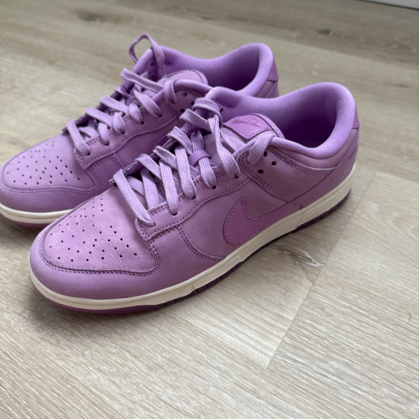 Nike Dunk Low DV7415-500 Sneakers Women’s size 9.5 Rush Fuschia Pink Purple