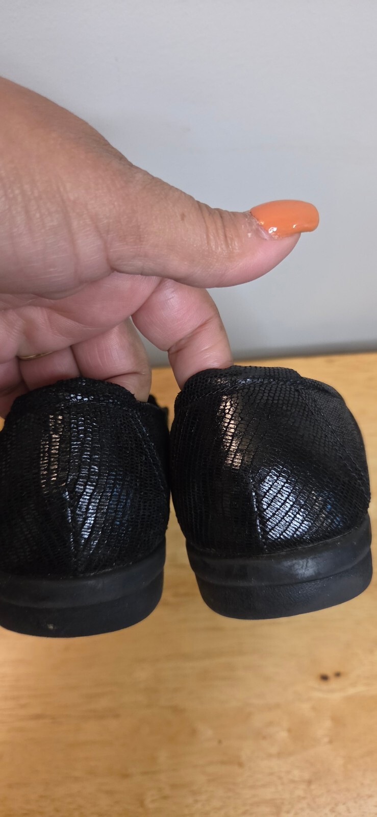 Clarks Black Textured Slip-On Loafers Women’s Size 9W