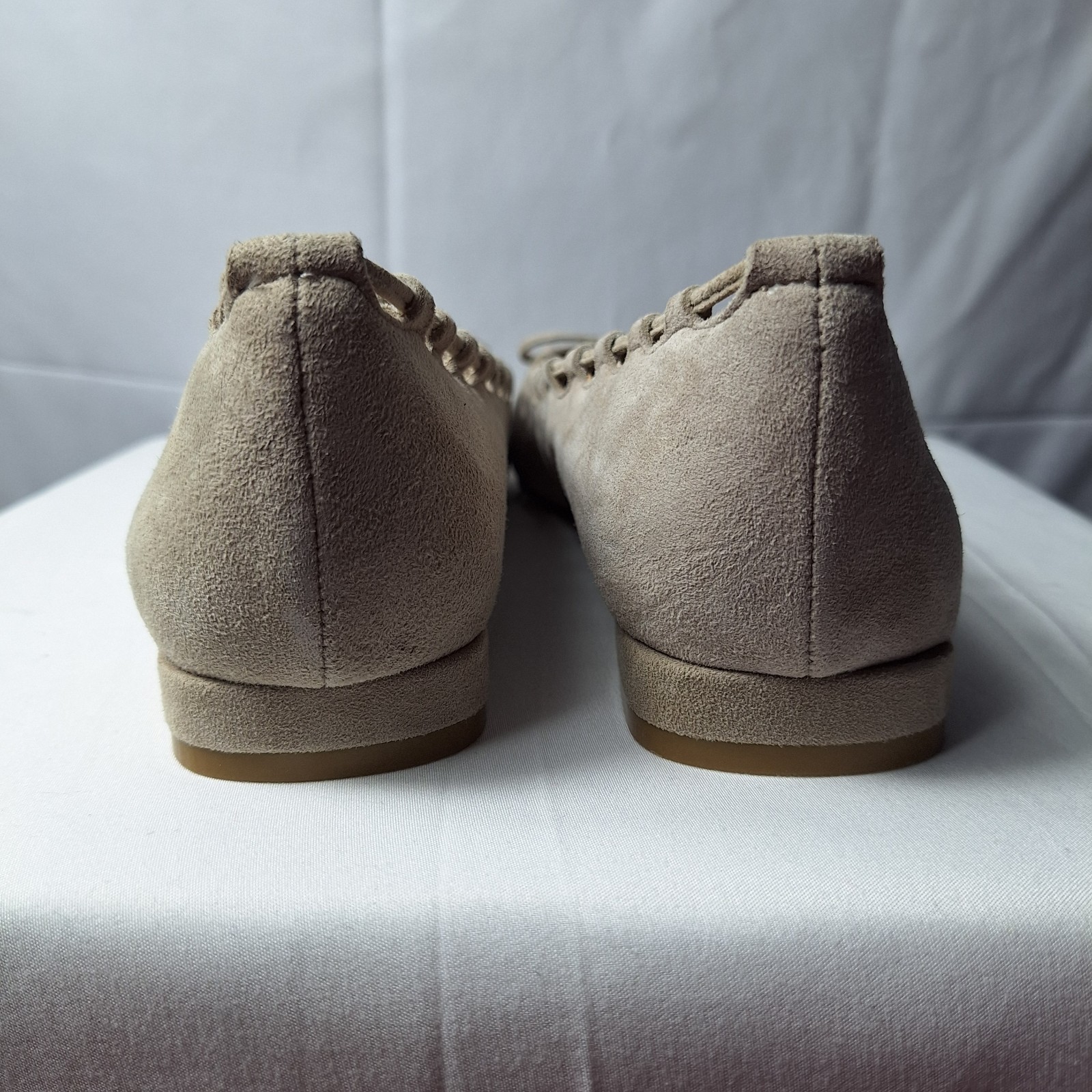 TAHARI «Elon» Suede Ballet Flat Sz 8M Taupe Scalloped Edge Front Bow Pointed Toe