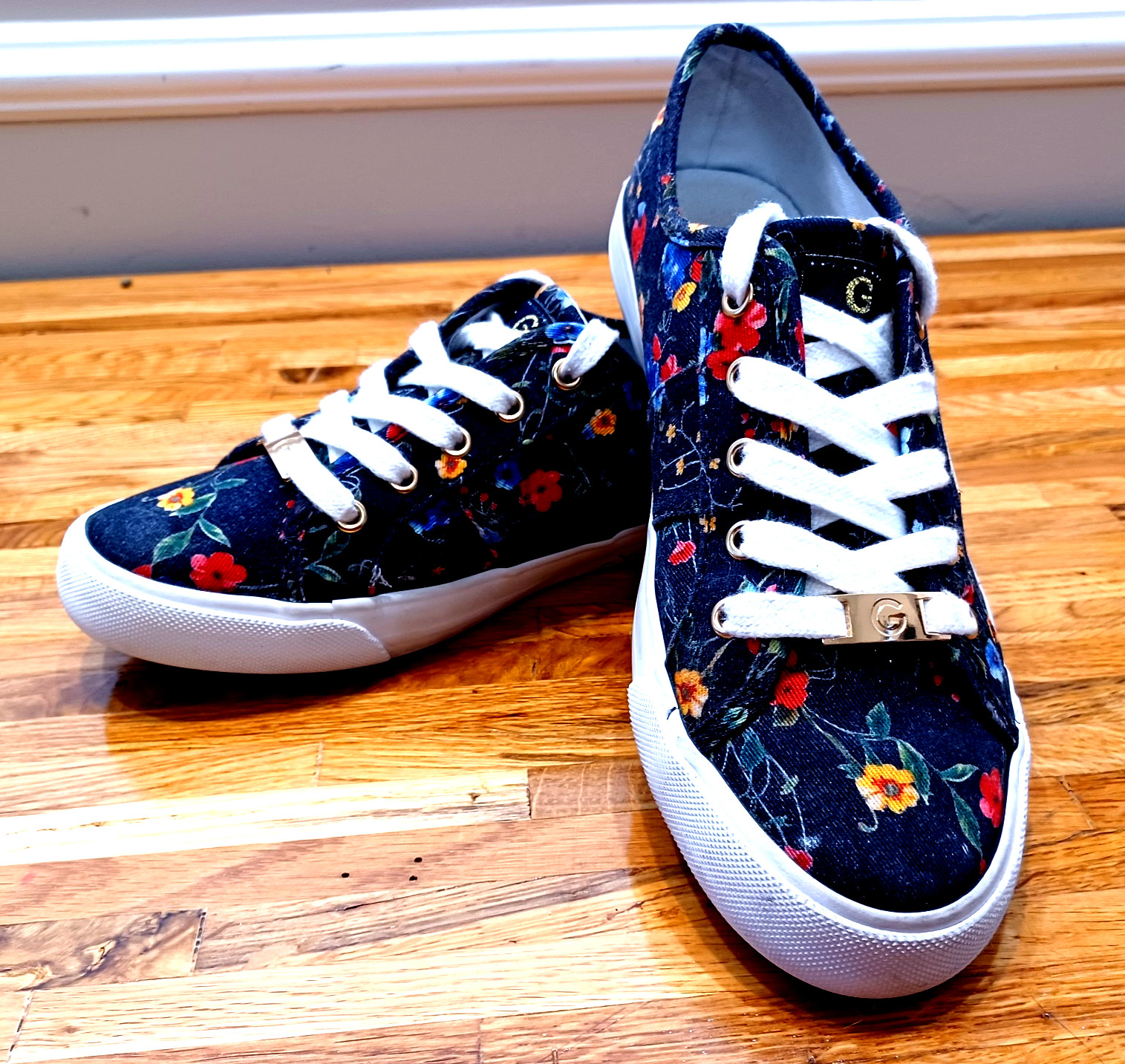 G by Guess GBG Los Angeles Backer Women’s Size 6.5 Navy/Floral Shoes