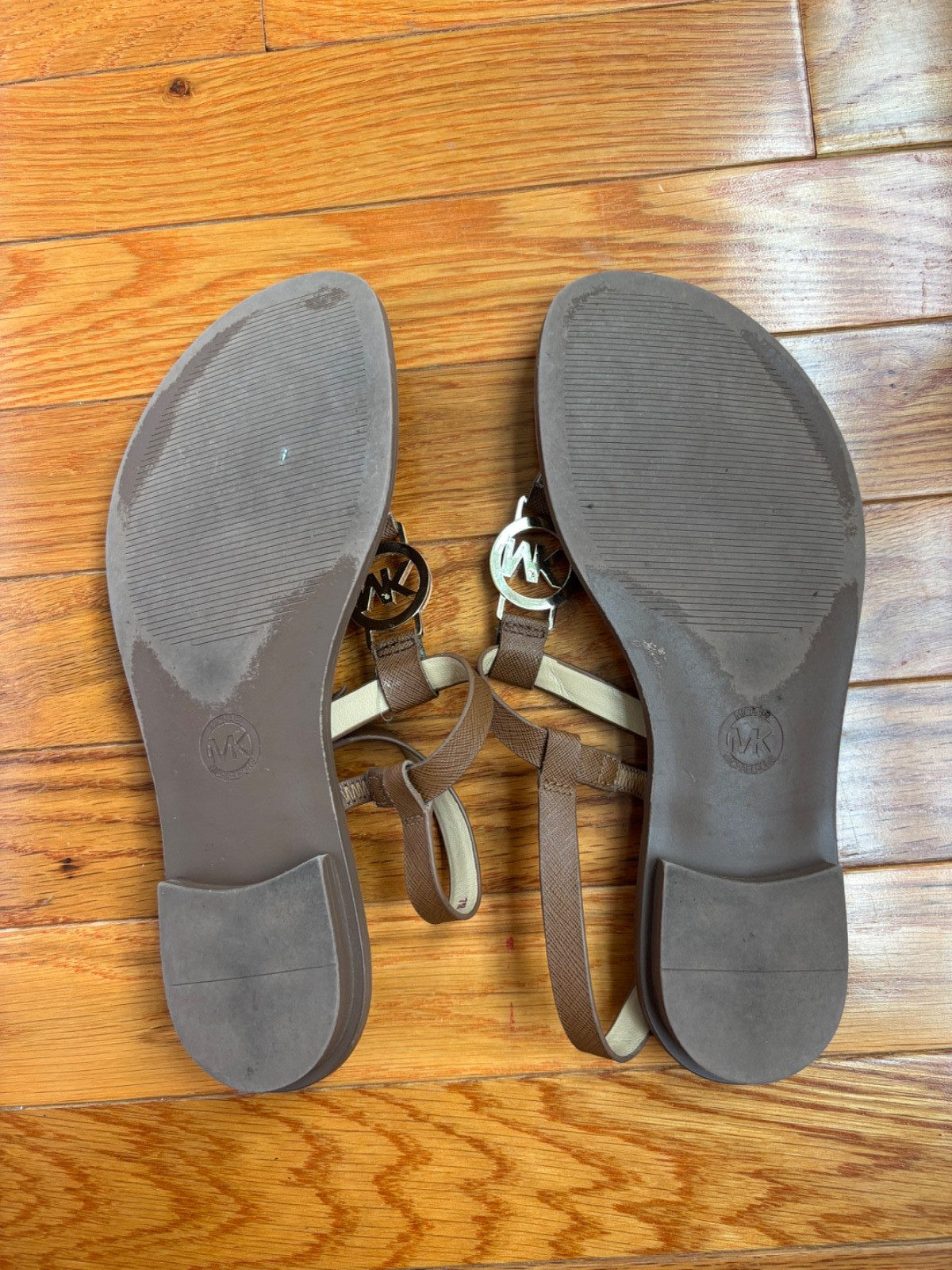 Michael Kors Leather T- Strap Flat sandals Open toe Brown / gold logo ladies 7