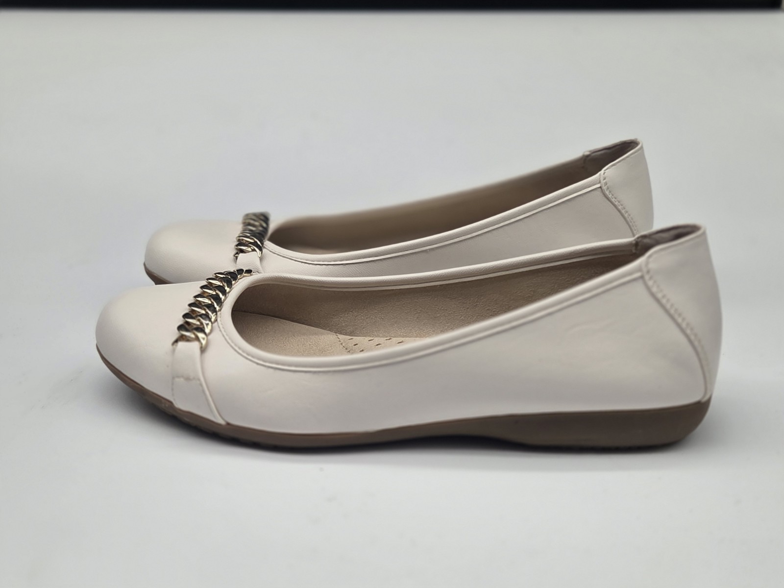 Cliffs By White Mountain Charmed Shoes Size 10 M Off White Gold Chain Flat Shoe