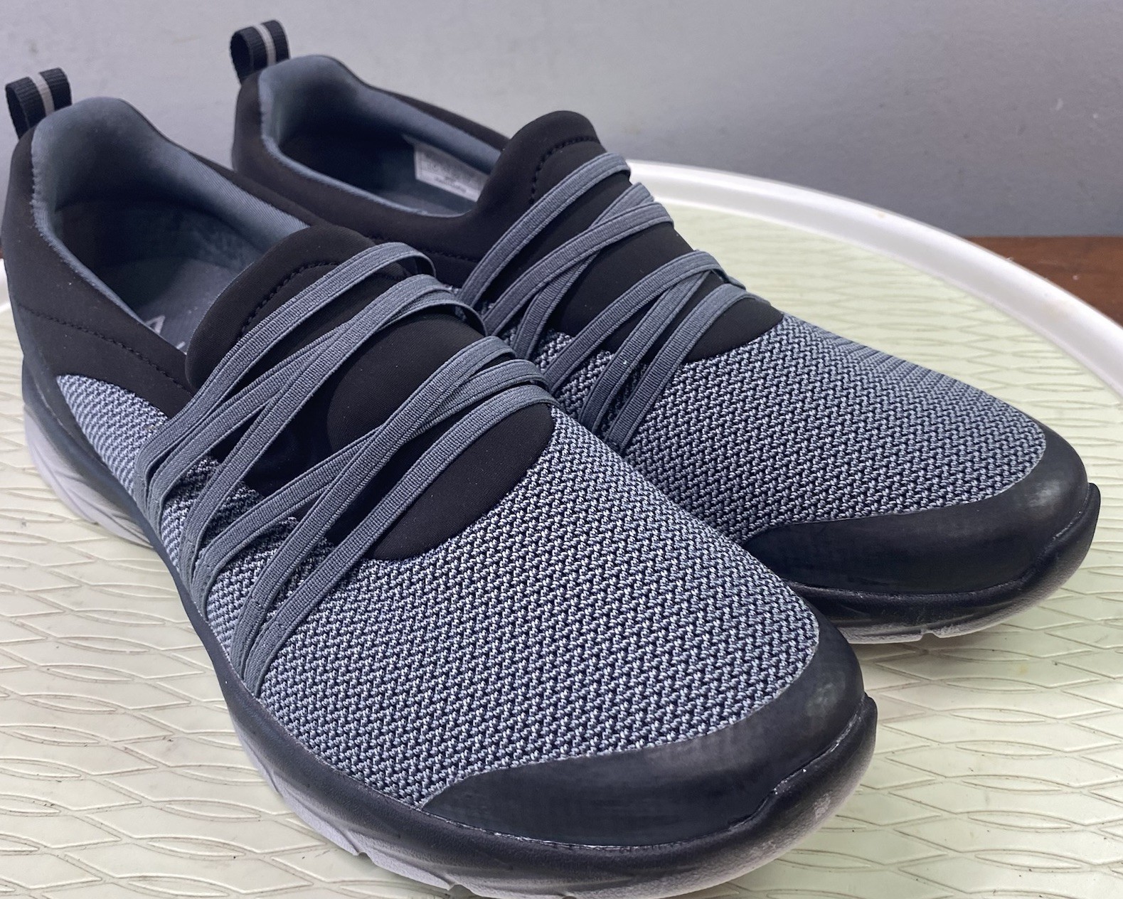 Vionic Women’s JADEN Sneakers Arch Support SLIP ON Shoes Black&Gray EUC SZ. 10