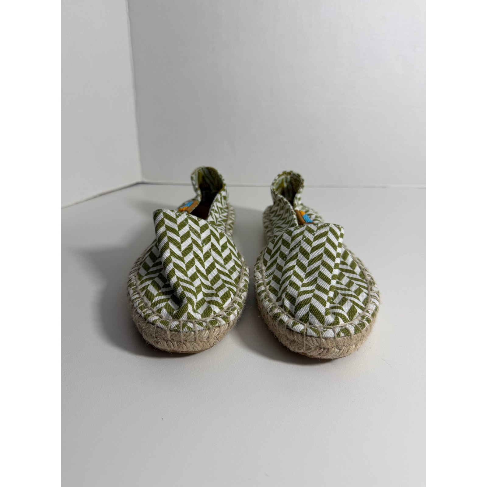 NWOB Ubntu Espadrilles Green Chevron Print Womens Size 7