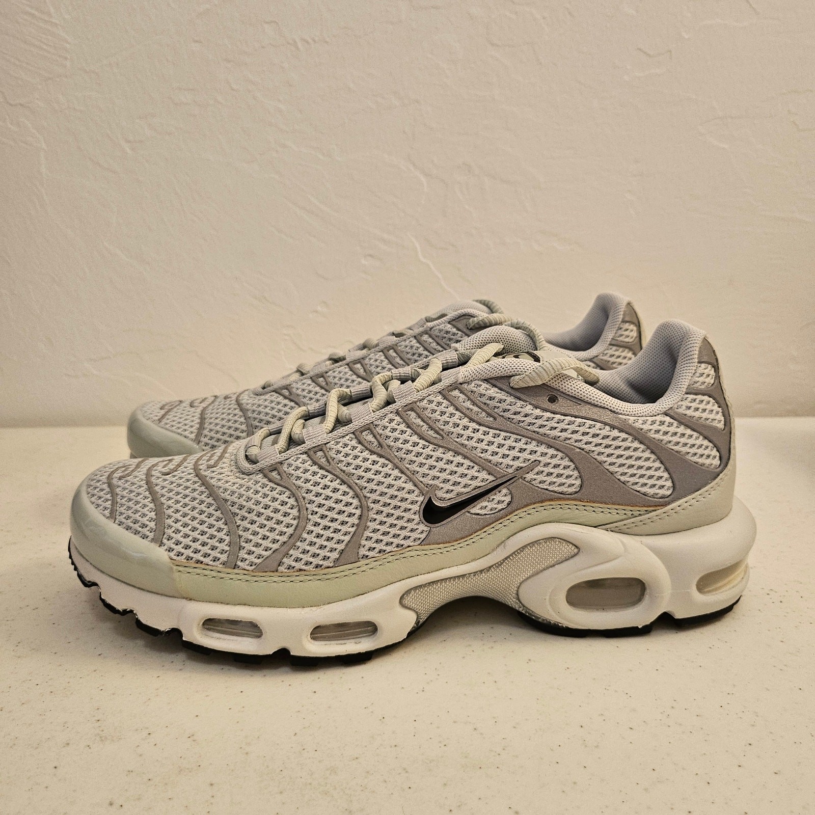 Nike Women 8.5 Men 7 Air Max Plus Light Silver Black Chrome Sneakers FV8480 002