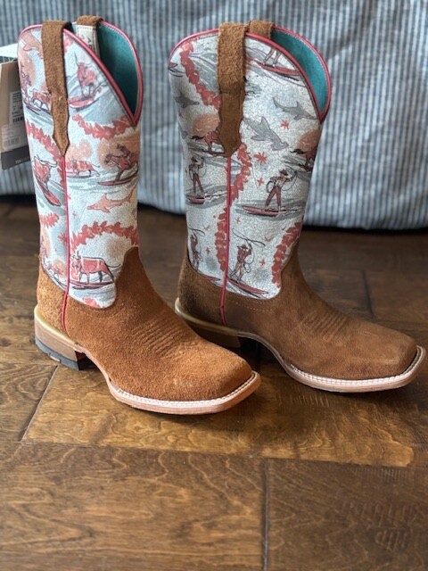 Women’s ARIAT boots-great design on shaft-BRAND NEW-NEVER WORN!