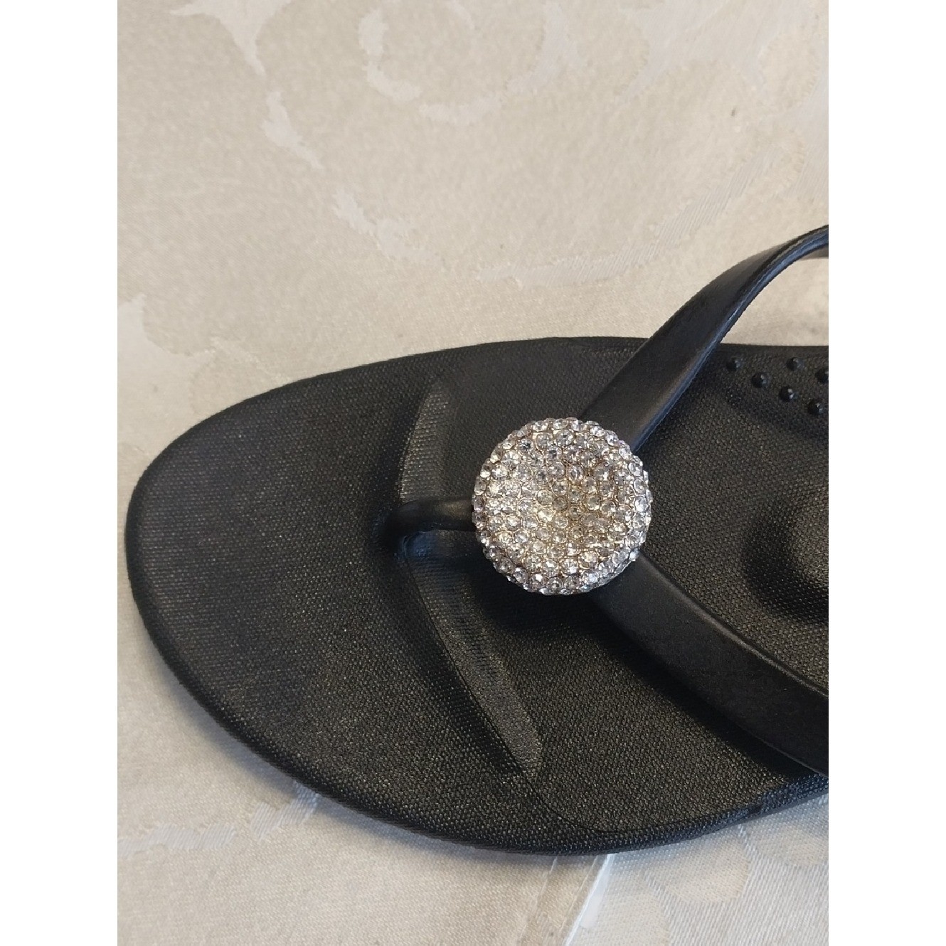 Oka-B NWOT Women’s Rhinestone Jewel Flip Flop Sandals Size 10 Black Arch Support