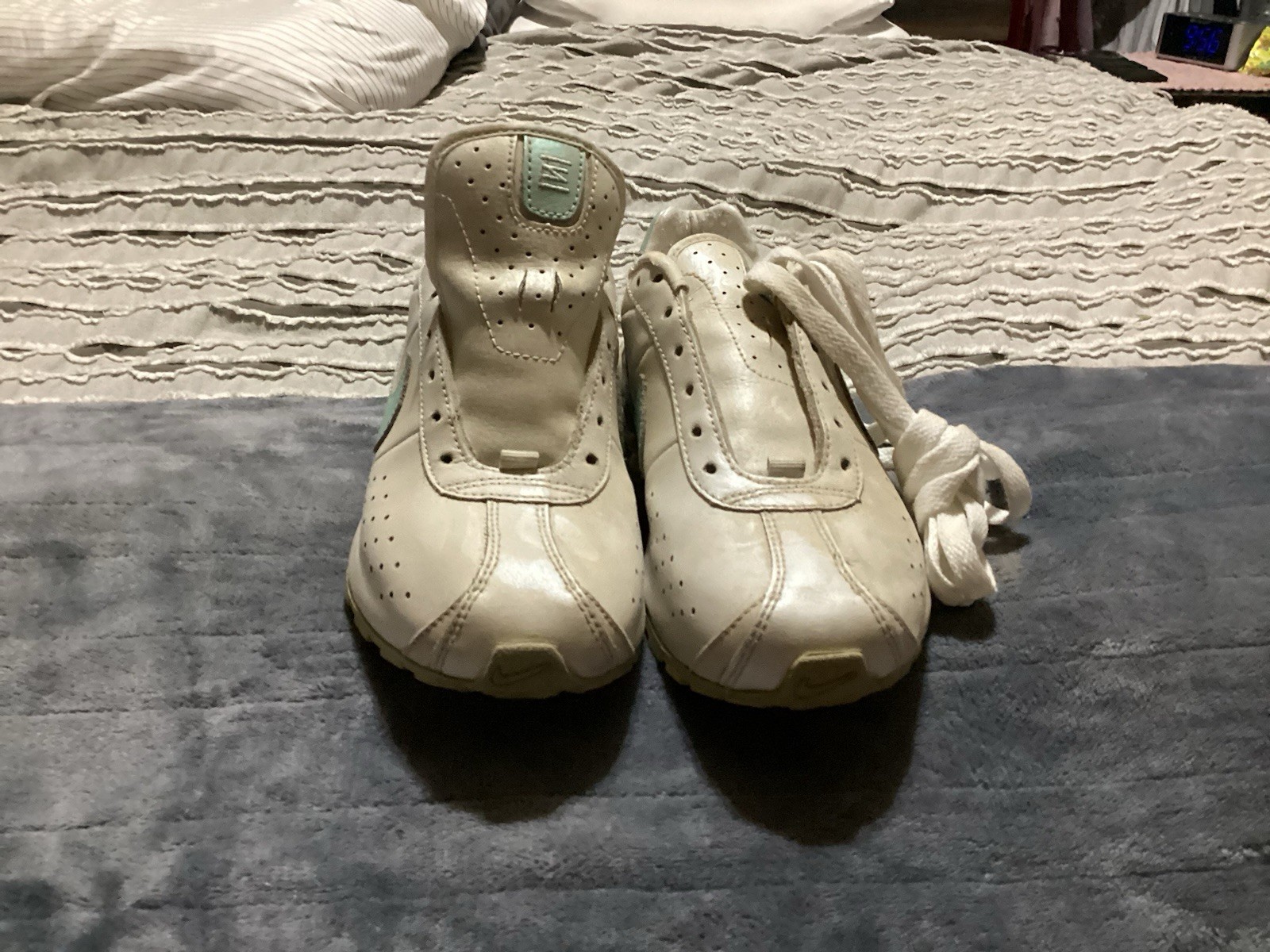 Women’s Nike White/Blue Logo Low Top Lace-Up Athletic Sneakers. Size 6 youth.