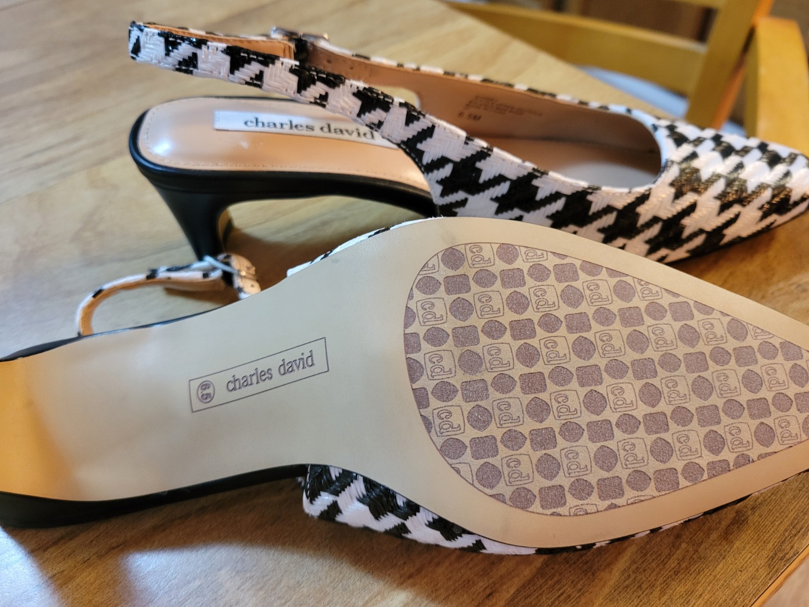 NWOB. Houndtooth Print Shallow Toe Slingback Pumps By Charles David. sz 6.5