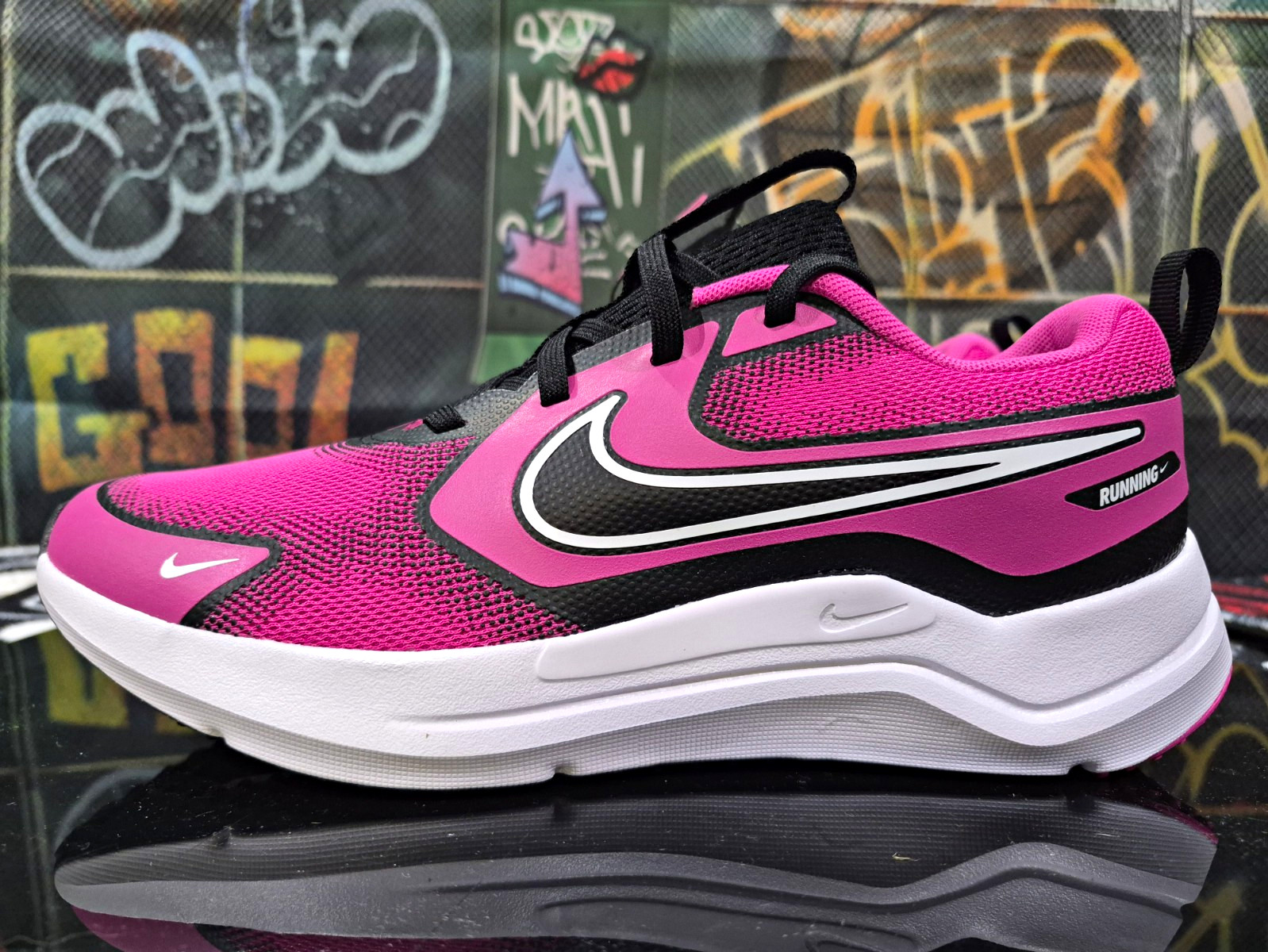 Nike Pink/Black/White Women’s Low Top Lace Up Mesh Running Sneakers