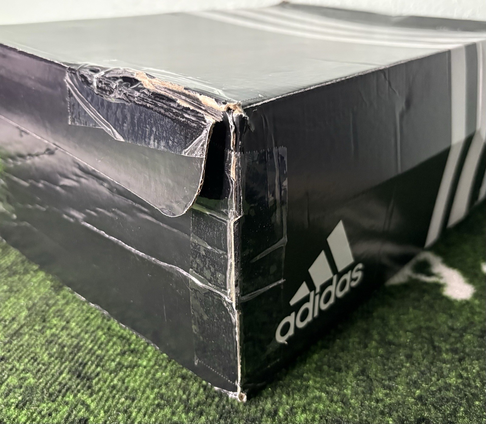 US Women’s 9.5/Men’s 8.5 – Adidas Predator Sala «Blue Silver Metallic Gum»