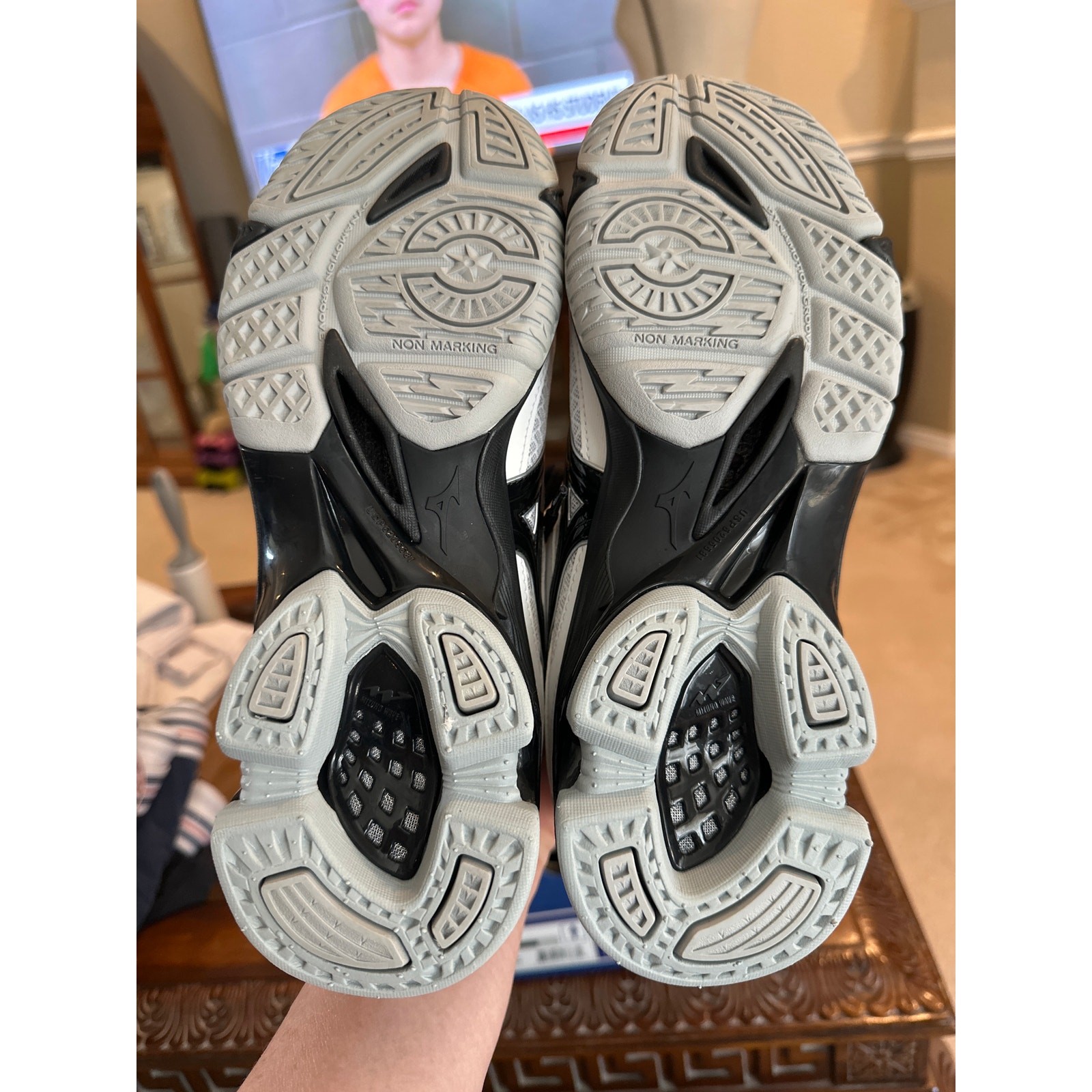 Women’s Mizuno Wave Bolt 7 Running Shoe. Size 10. NEW IN BOX!