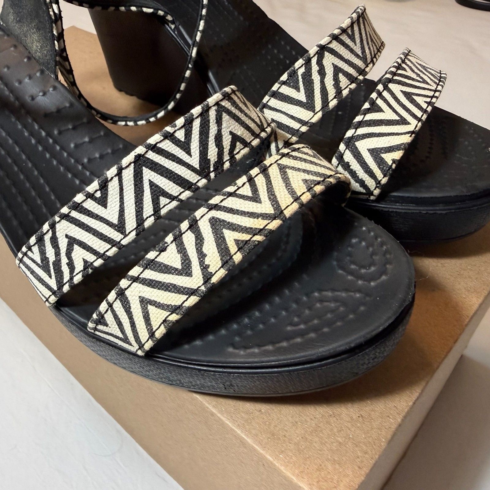 Crocs Leigh Graphic Wedge Sandals Black White Chevron Sz 9