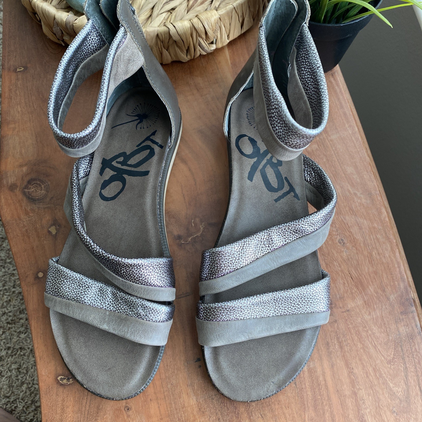 OTBT Souvenir Metallic Leather ankle Sandals size 9 brown pewter flats gladiator