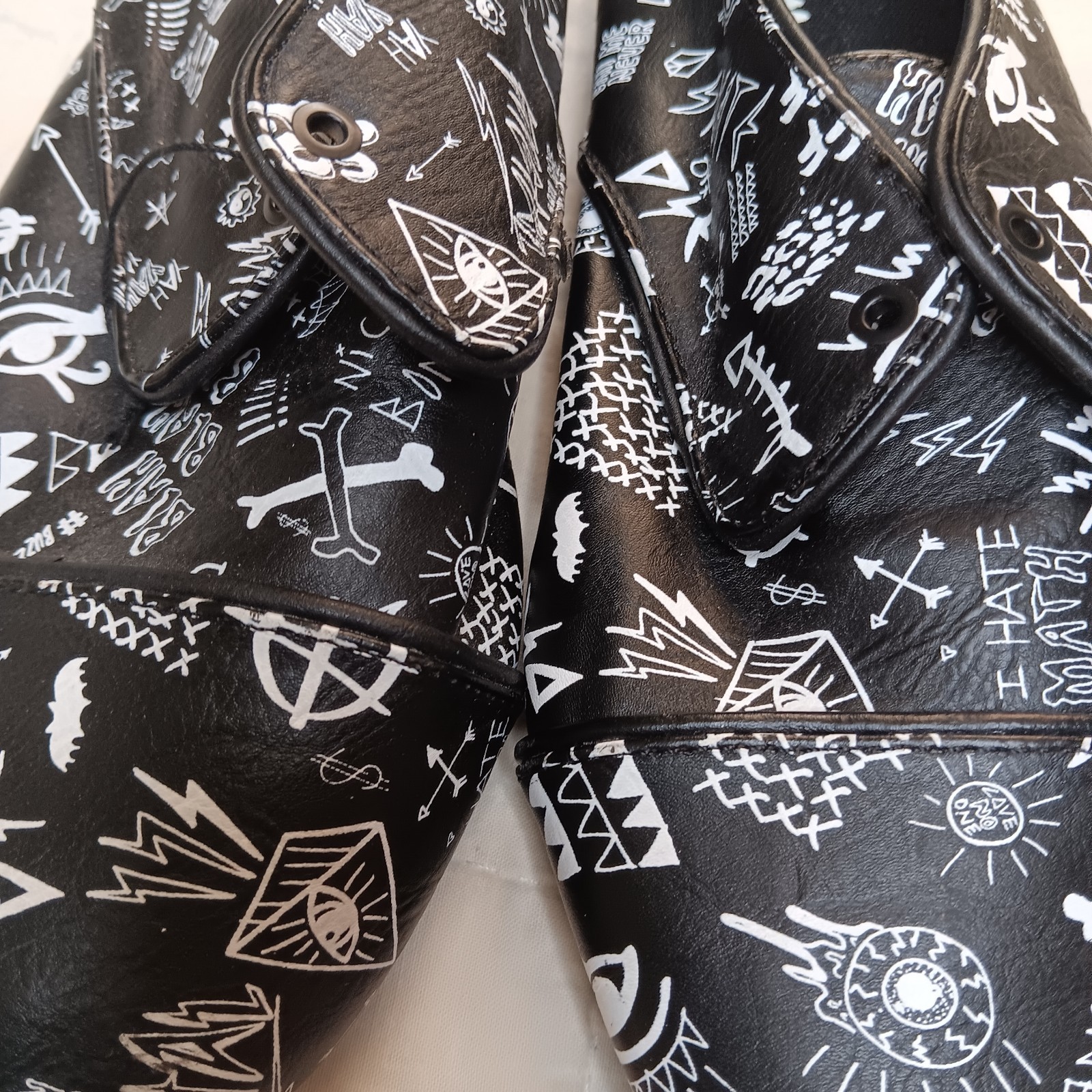 NWOT Volcom Graphic Print Low-Top Sneakers Women Sz 8 Skate Graffiti Fun 🖤🤍🖤