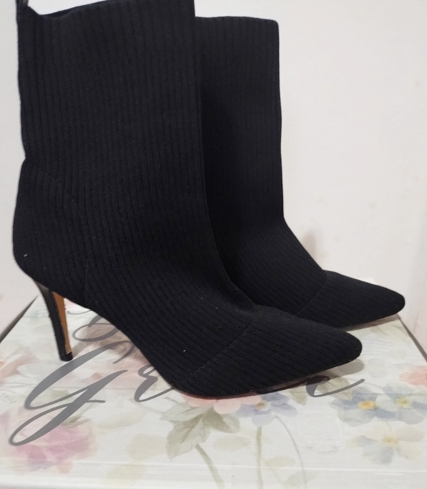 Celebrity Style Catherine Malandrino Stilleto Pointy Toe Sock Ankle Booties Sz 9