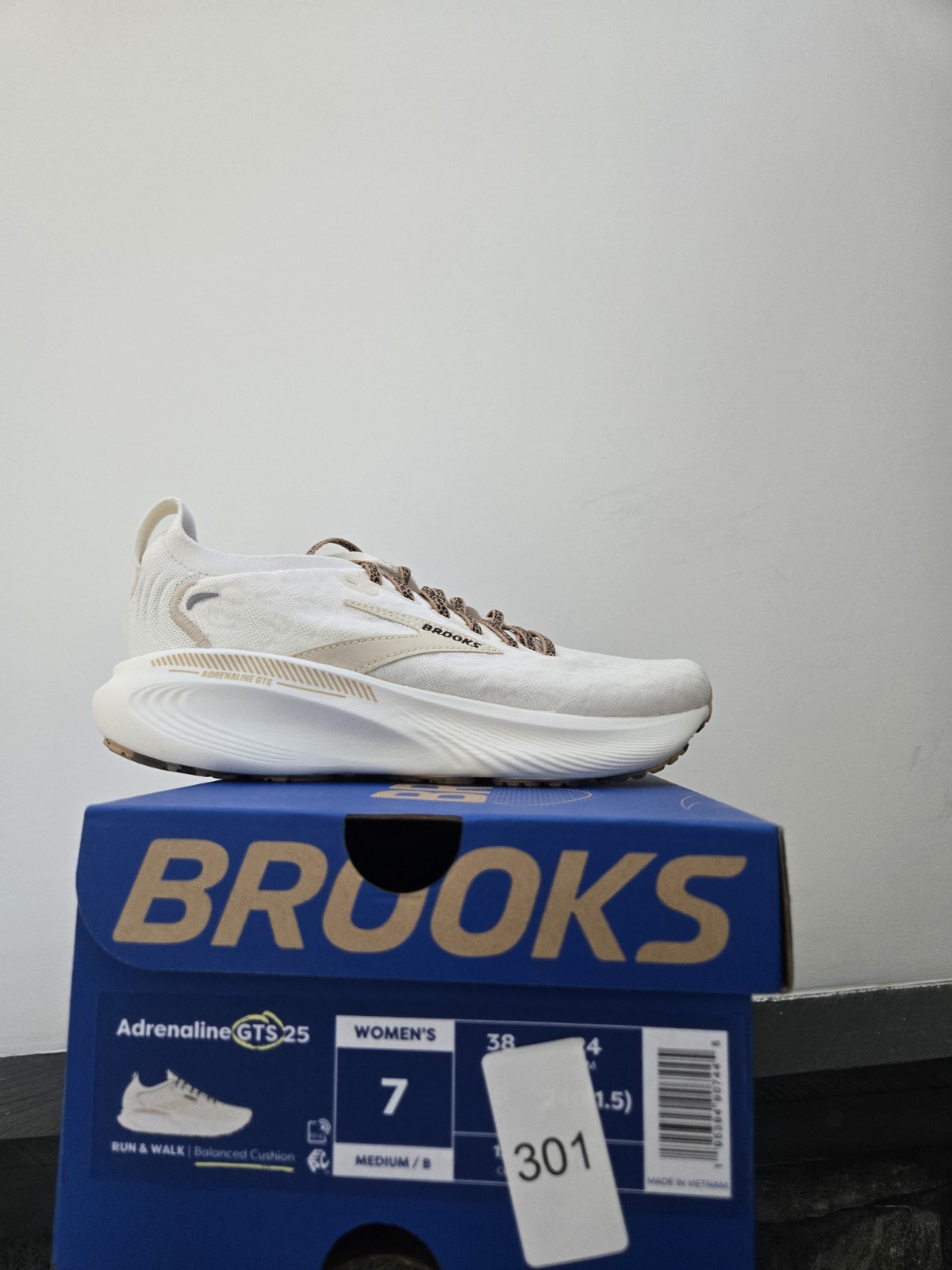 Brand New Brooks Adrenaline Gts 25 Tofu Creme Size 7 Womens!