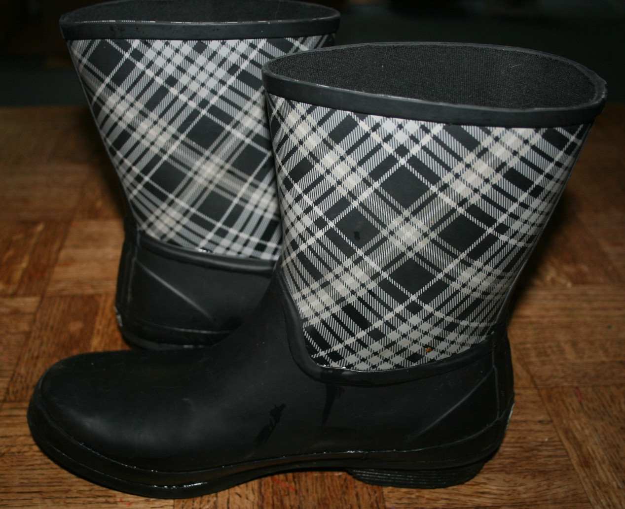 CHOOKA Women’s Waterproof Solid Mid-Height Rain Boot in Plaid & Black, Size 10