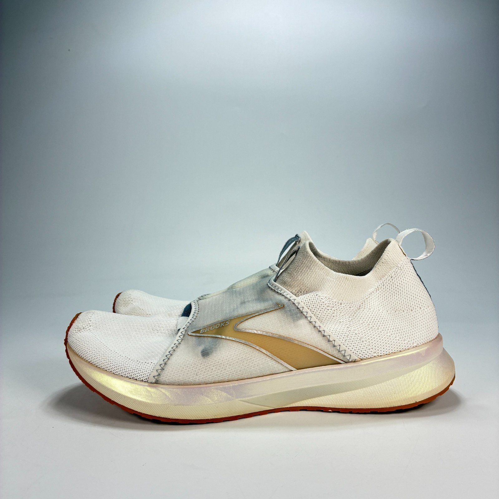 Brooks Levitate 4 LE White Silver Road Running Shoes 1203471B132 Womens Size 9.5