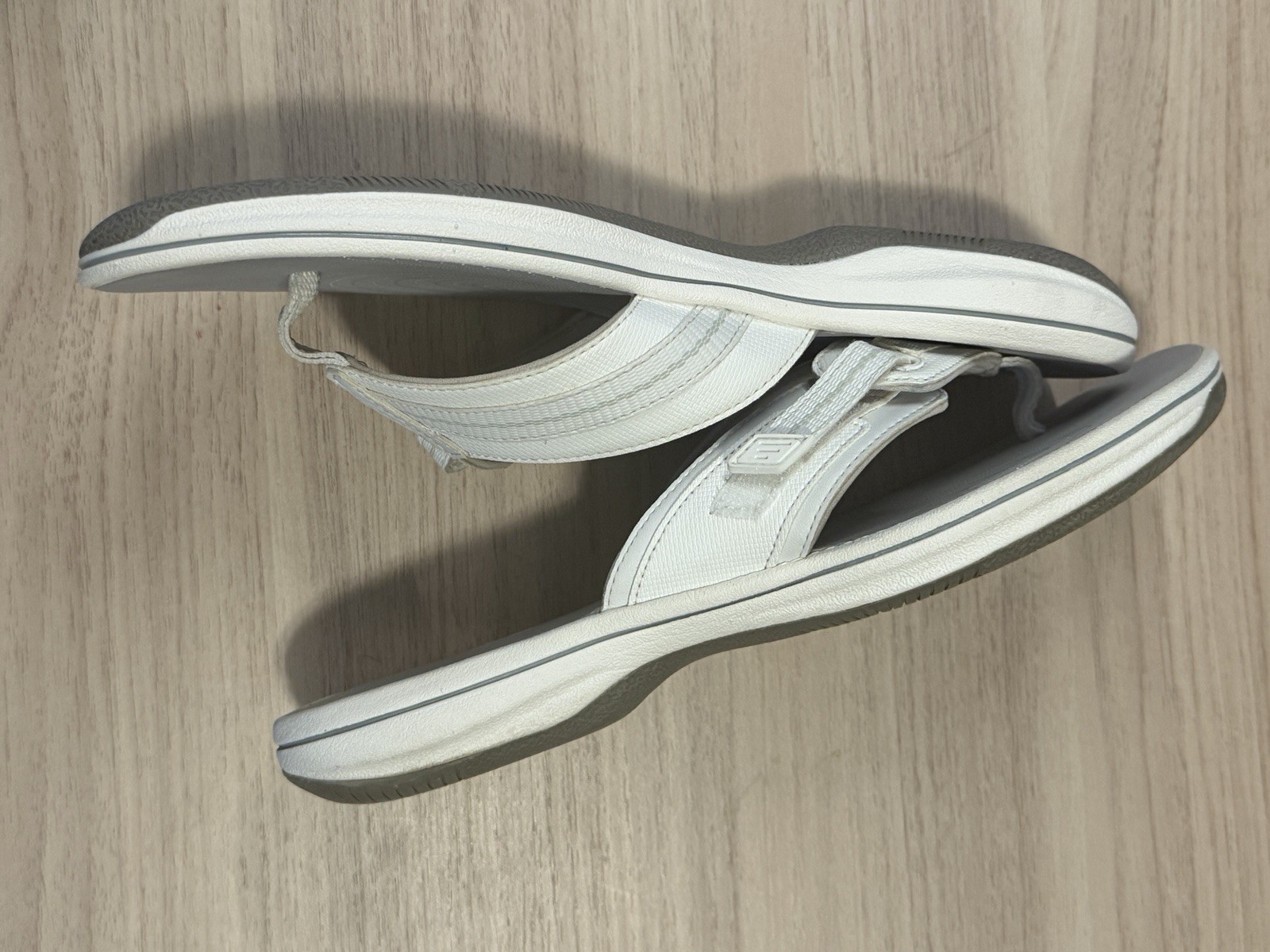 Clarks Cloudsteppers Women’s White Adjustable Strap Sandal Size 9M