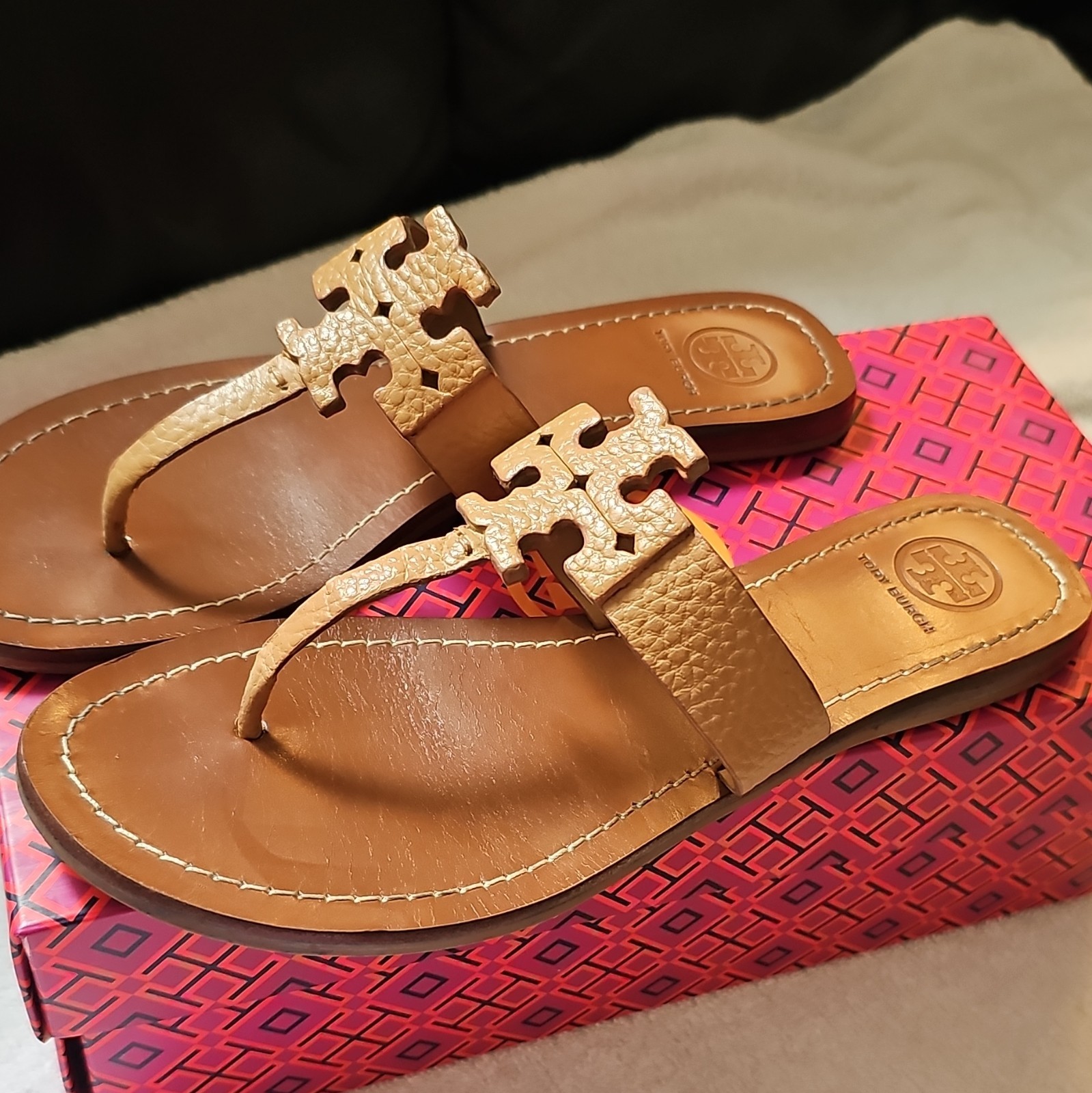 Tory Burch Flat Thong Sandals Tan Tumbled Leather Logo Strap Women US 7.5