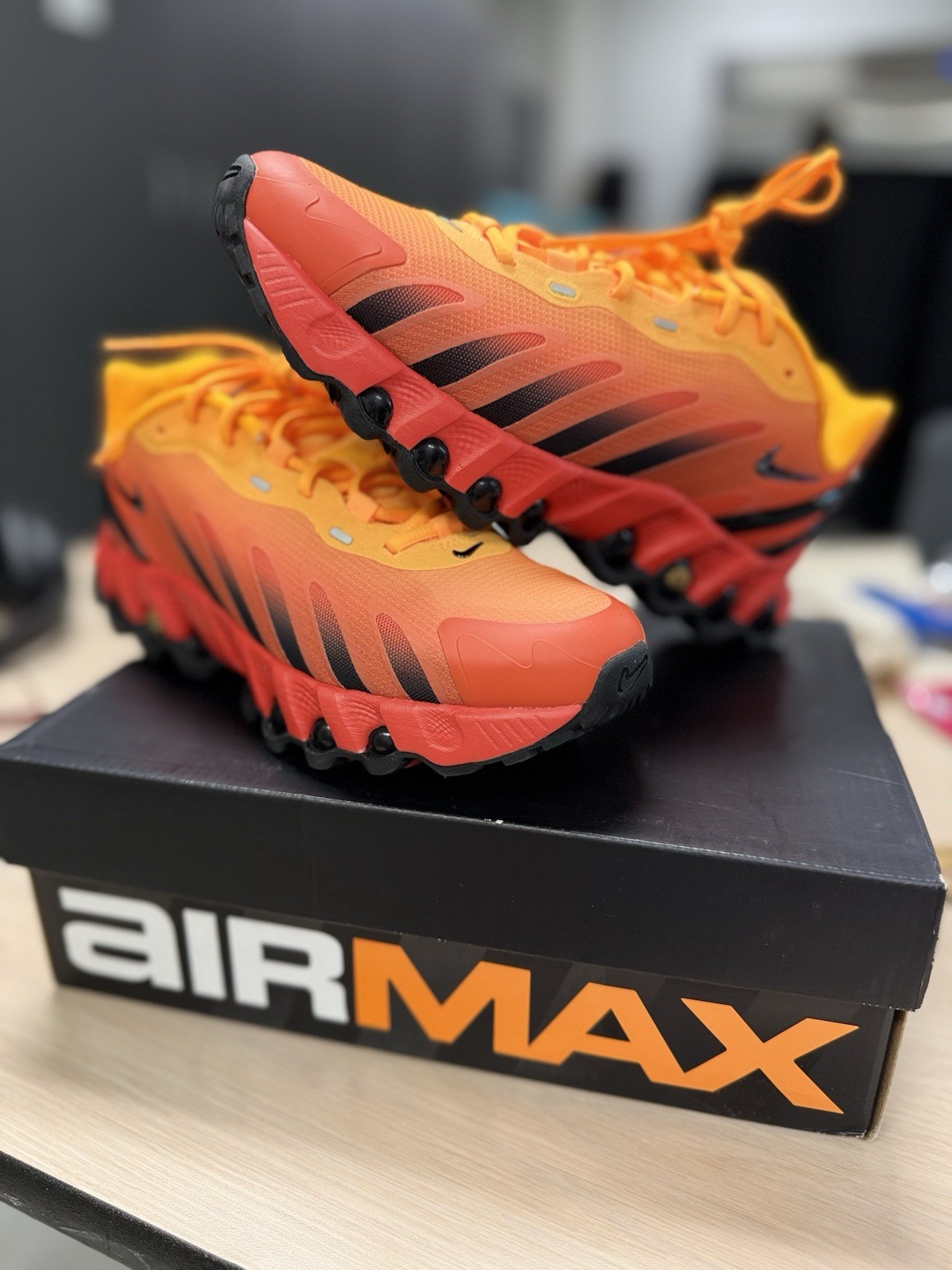 Nike Air Max DN8 Laser Orange HF7310-800 Size 6Y GS / Women’s 7.5 New w/ Box)