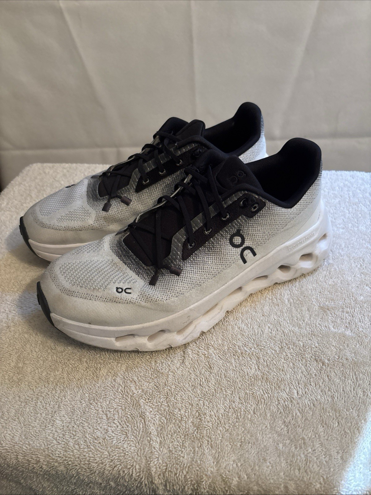 On Running Cloud Women’s Sneakers 8.5 White Black Swiss Engineering Lightweight