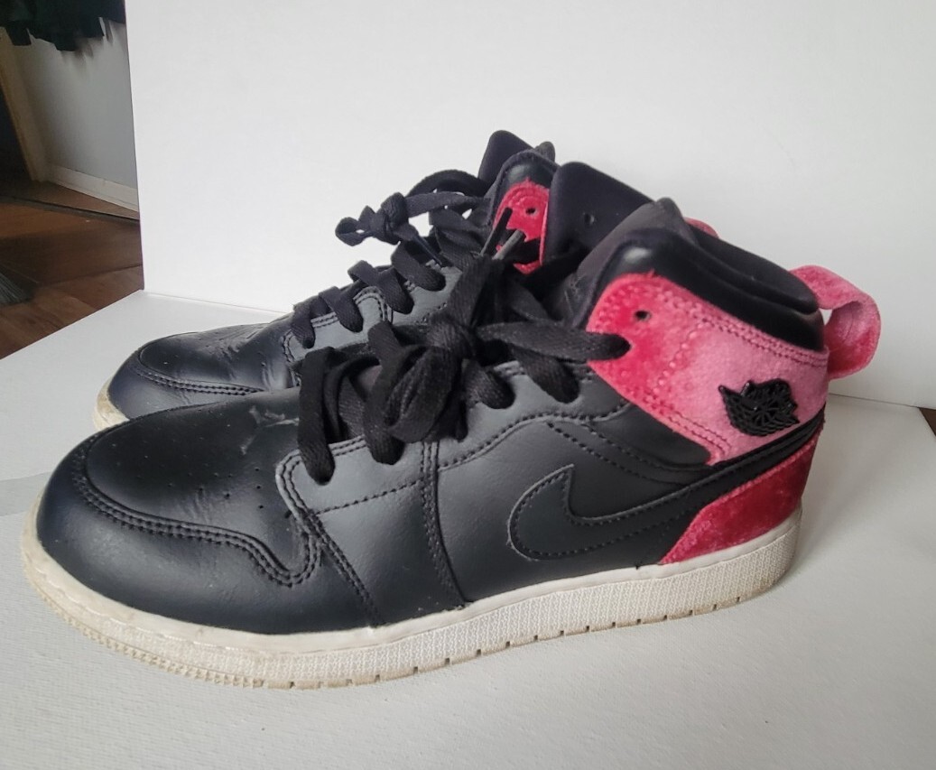 Size 6Y – Air Jordan 1 Mid Bow Black/Noble Red