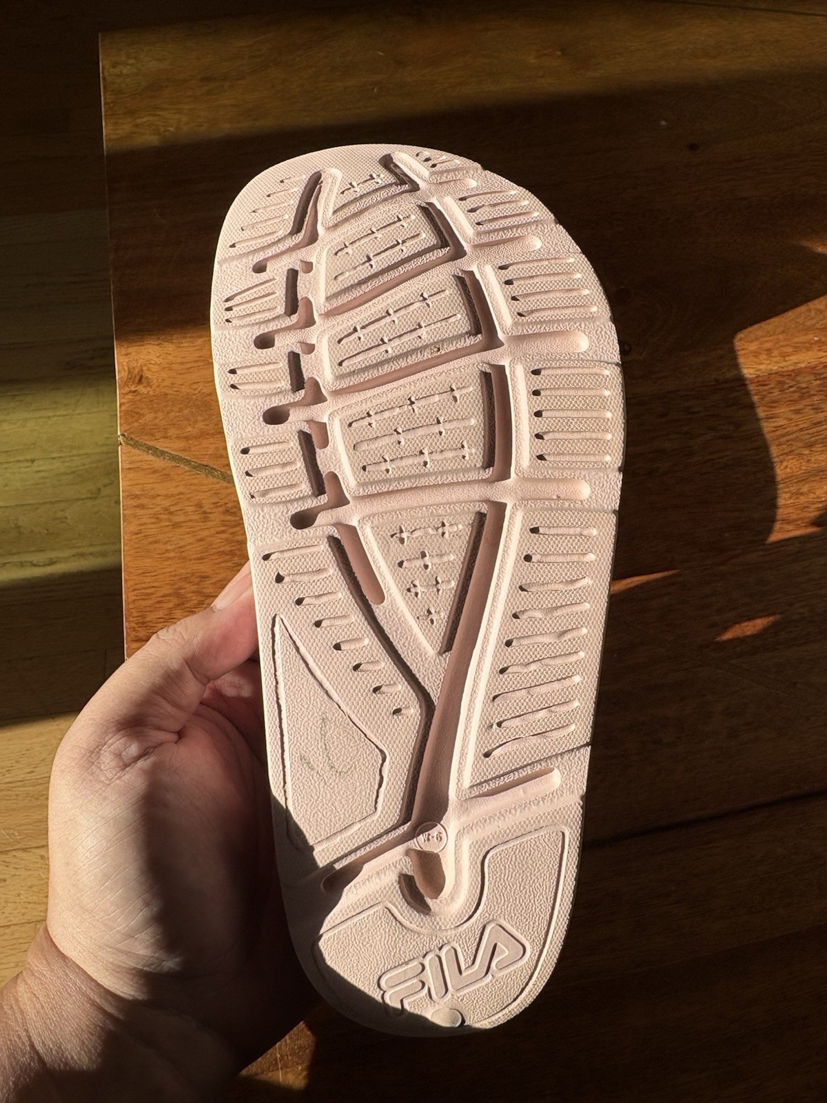 Women’s size 6 FILA Slides – Pink