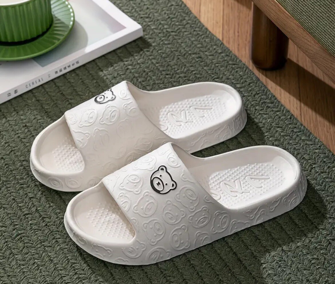 NEW CUTE BEAR PILLOW SLIDES WHITE SZ 9-10 GARDEN BATHROOM SHOES NIB USA